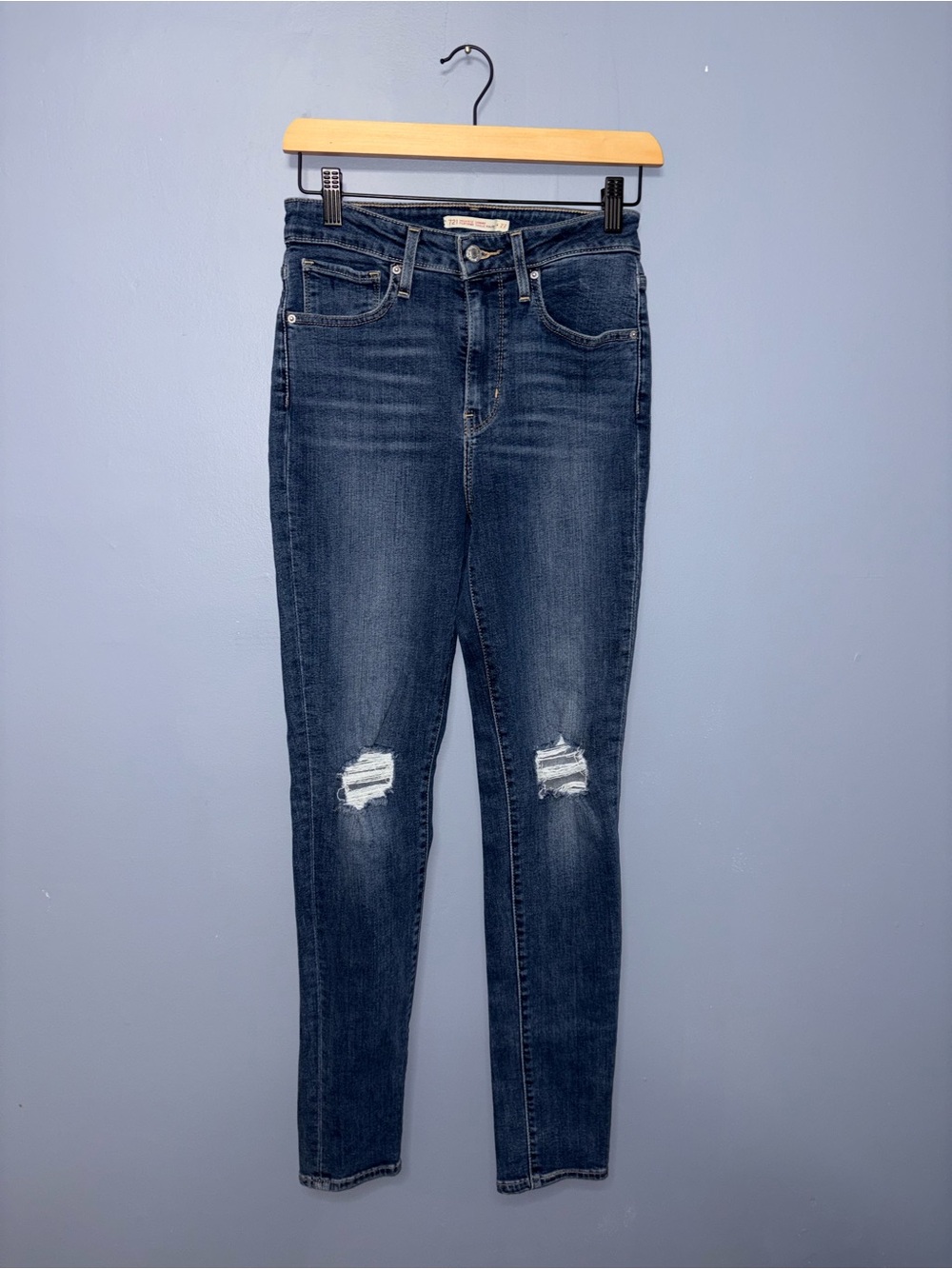 Levi’s • 721 Distressed Jeans